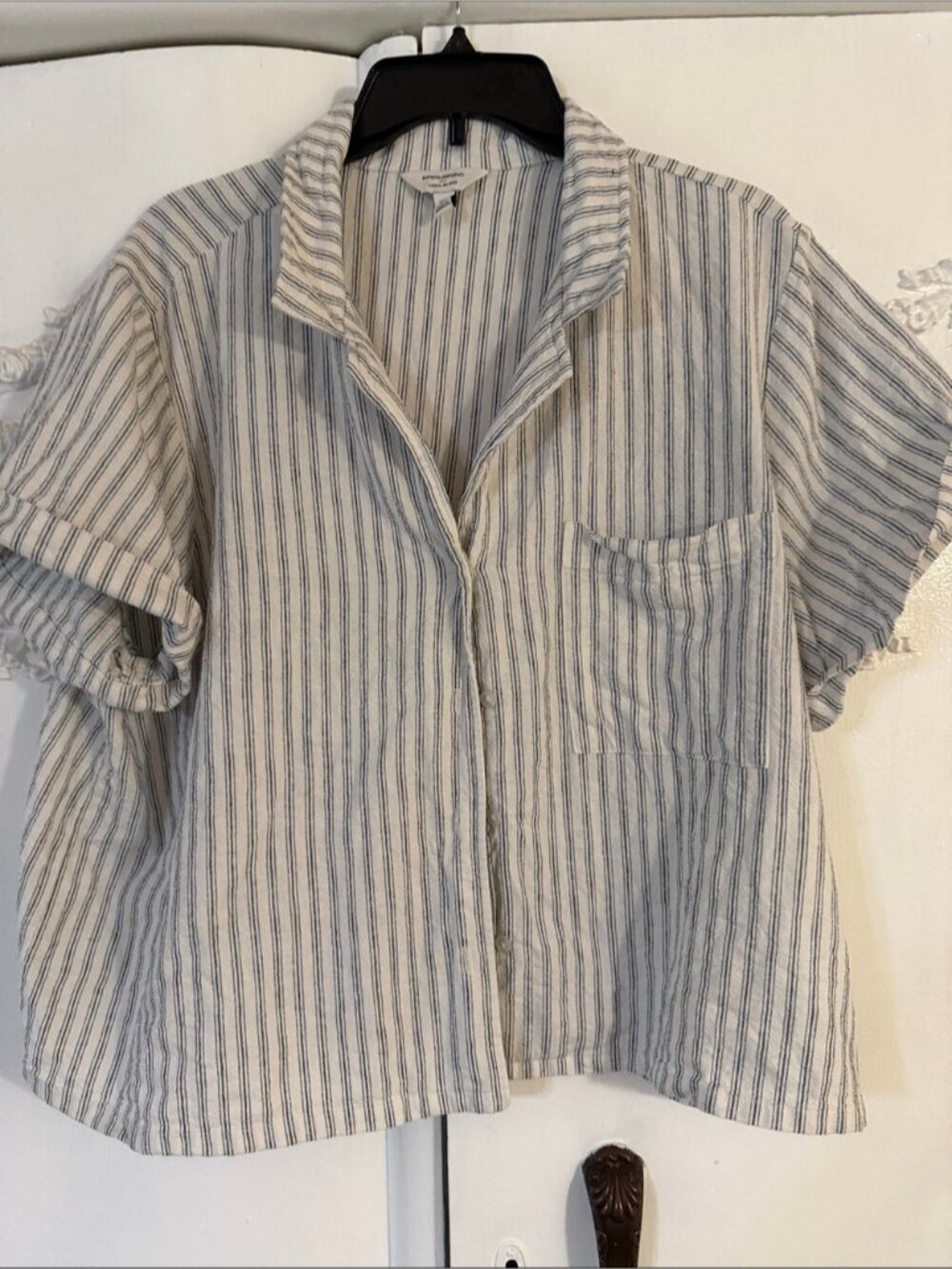 Banana Republic Cream and Blue Striped Short-Sleeve Crop Length Button-Down